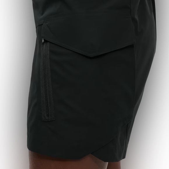 ♥️♥️♥️ ON RUNNING Explorer Black Shorts, size L - Picture 8 of 16